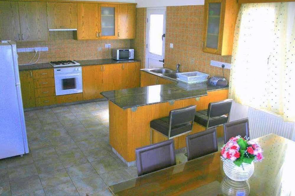 Blue Coral Beach Villas Пафос Экстерьер фото